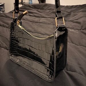 Elegant Black Croc-Embossed Shoulder Bag